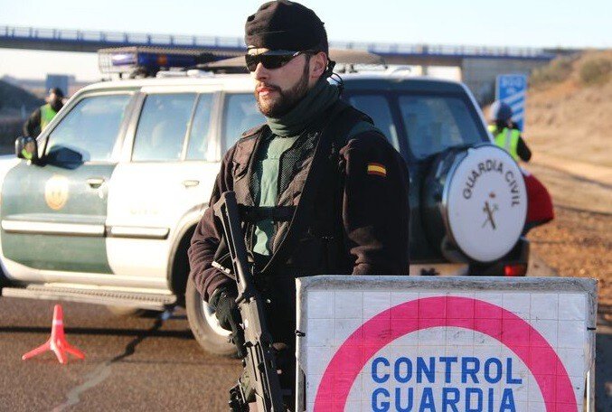 ¿Te puede multar la DGT por avisar de un radar o un control? No, pero lo están intentando