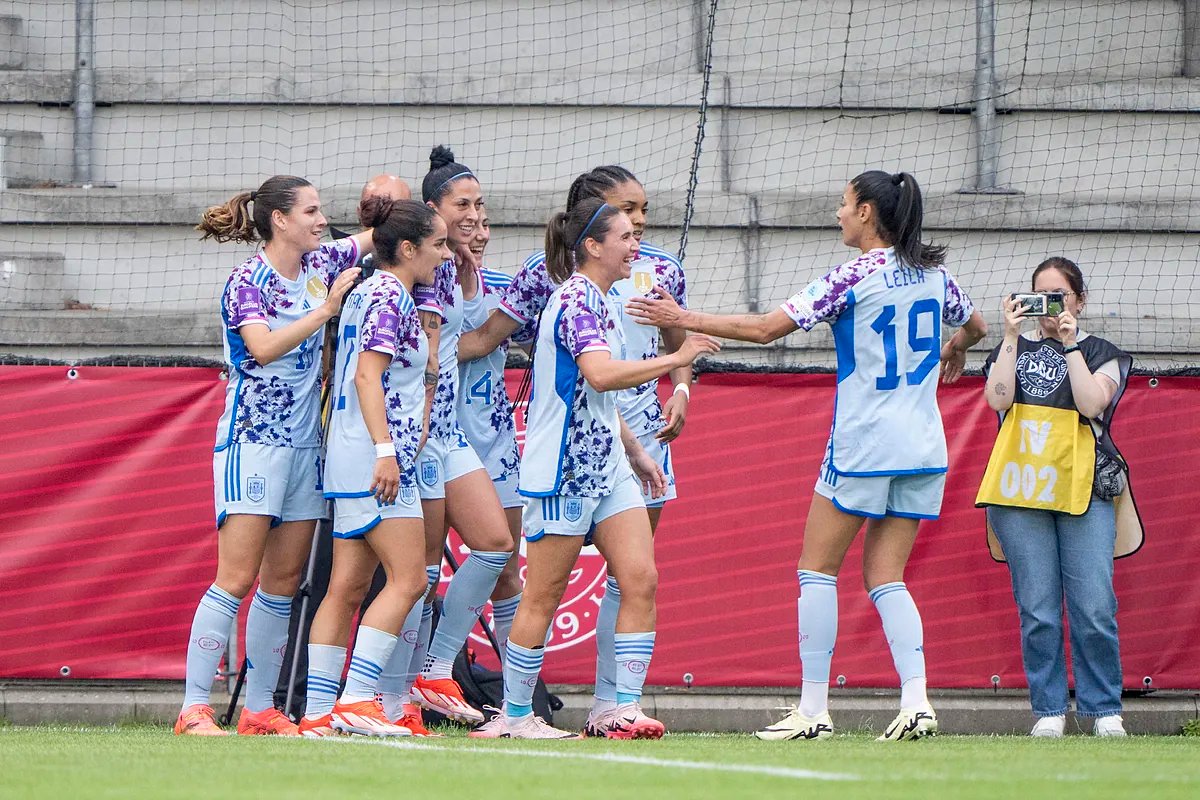 Espaa da un paso ms hacia la Eurocopa con una plcida victoria ante Dinamarca