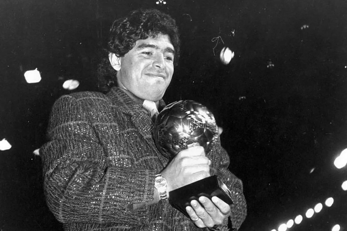 Polmica por la subasta del Baln de Oro de Maradona que podra llegar a los 10 millones: "Se lo robaron violentamente"