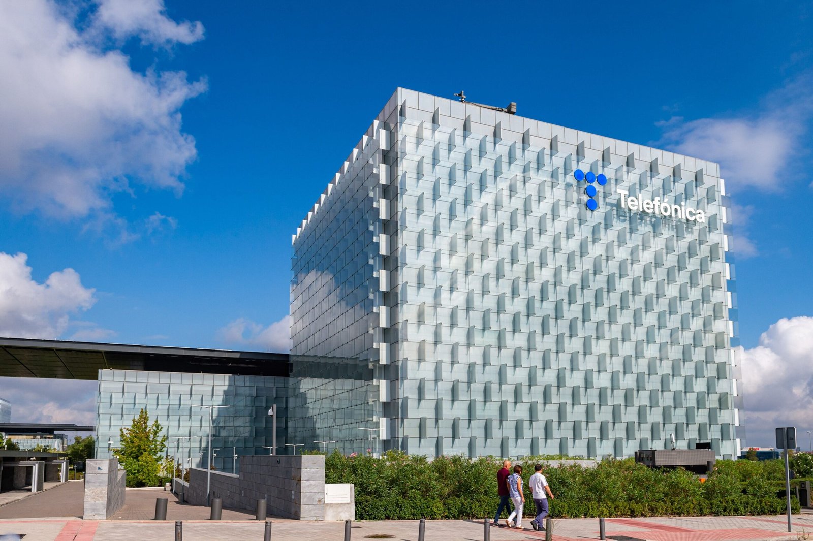 Telefónica investiga la posible filtración de datos de 120.000 clientes y empleados | Empresas