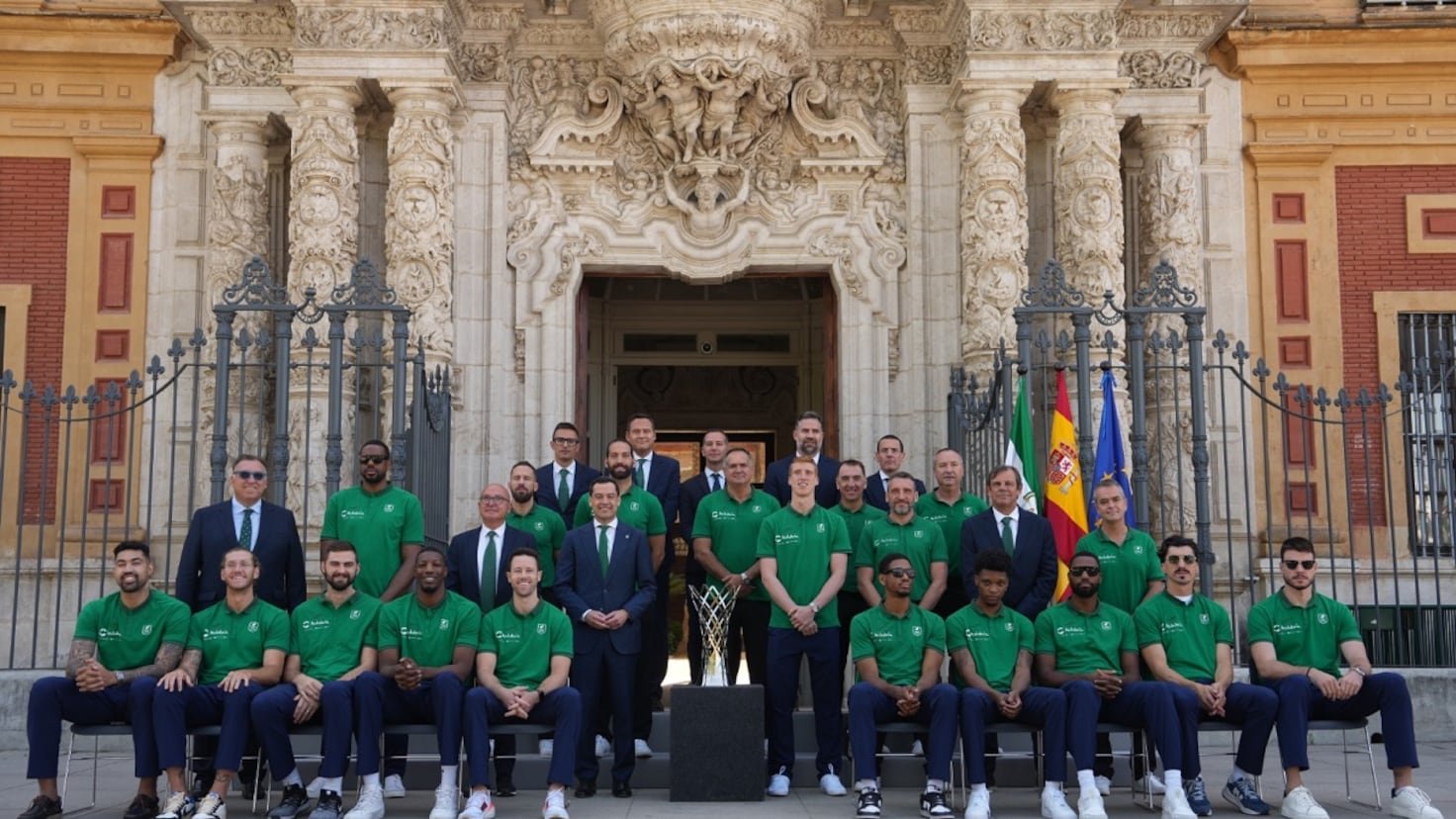 El presidente de la Junta de Andalucía recibe a los campeones de la Champions