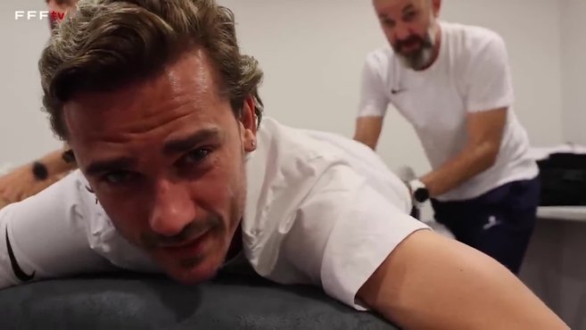 Eurocopa 2024: La imperdible entrevista de Mbapp a Griezmann... mientras recibe un masaje: "Qu ests haciendo aqu?"