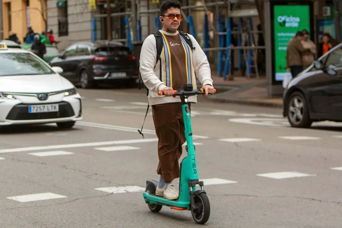 La DGT obligar a llevar casco y a tener 16 aos como mnimo para ir en patinete elctrico