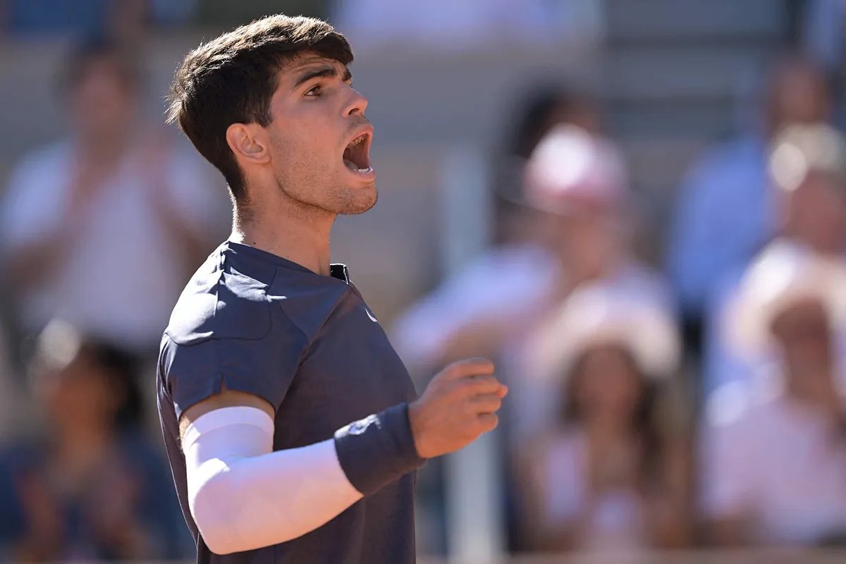 Roland Garros: Alcaraz vence a Sinner en una guerra de nervios y jugar su primera final de Roland Garros