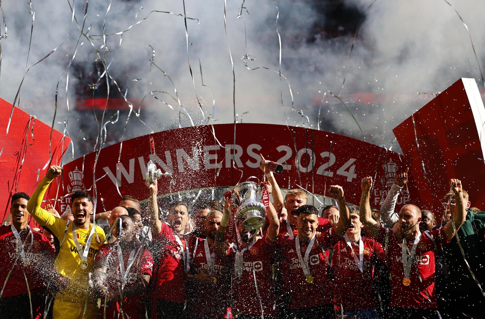 El Manchester United celebra en Wembley la conquista de la FA Cup