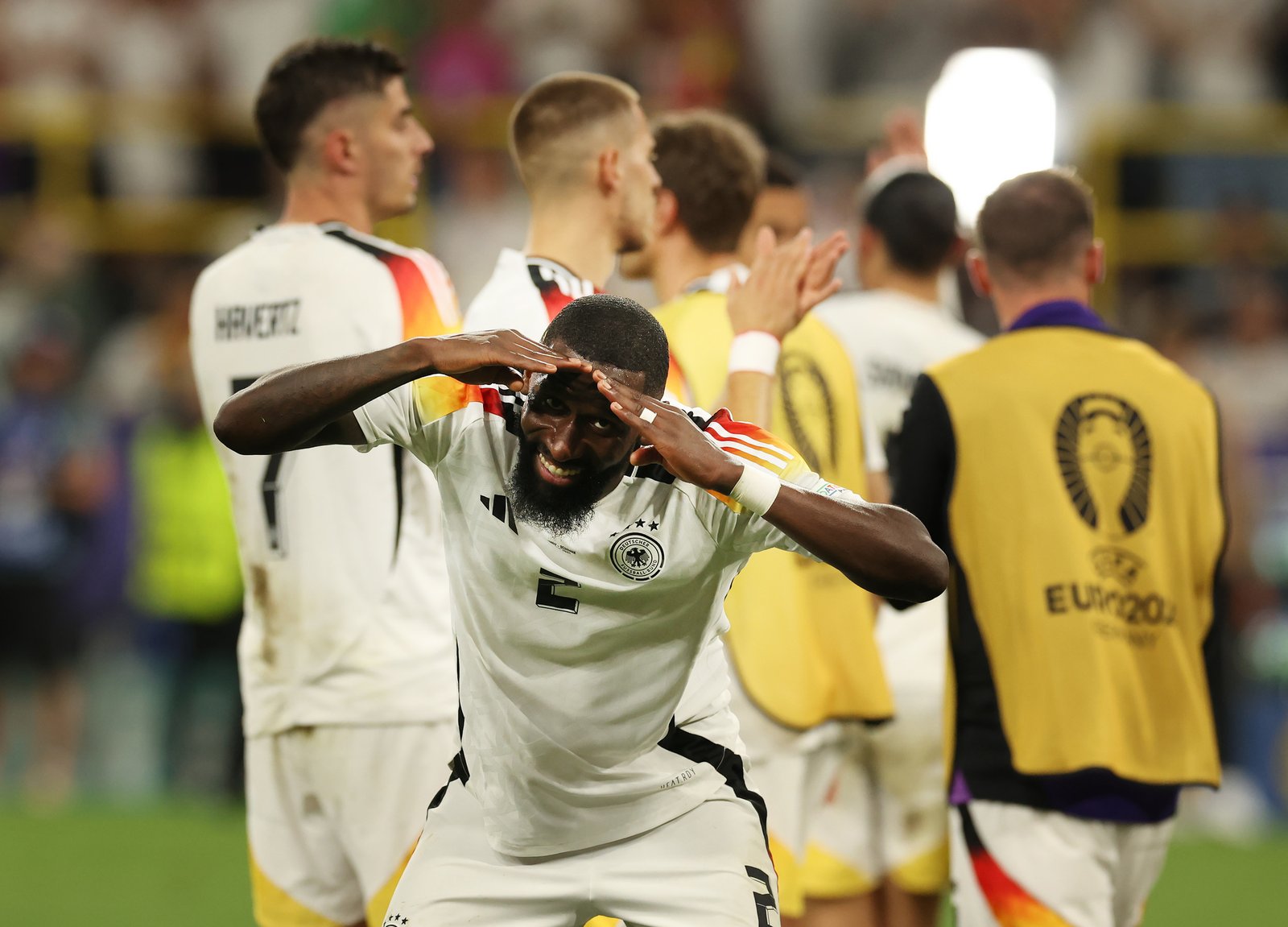 El impresionante show del 'loco' Rüdiger: MVP, 13 recuperaciones, 100% de los duelos ganados...