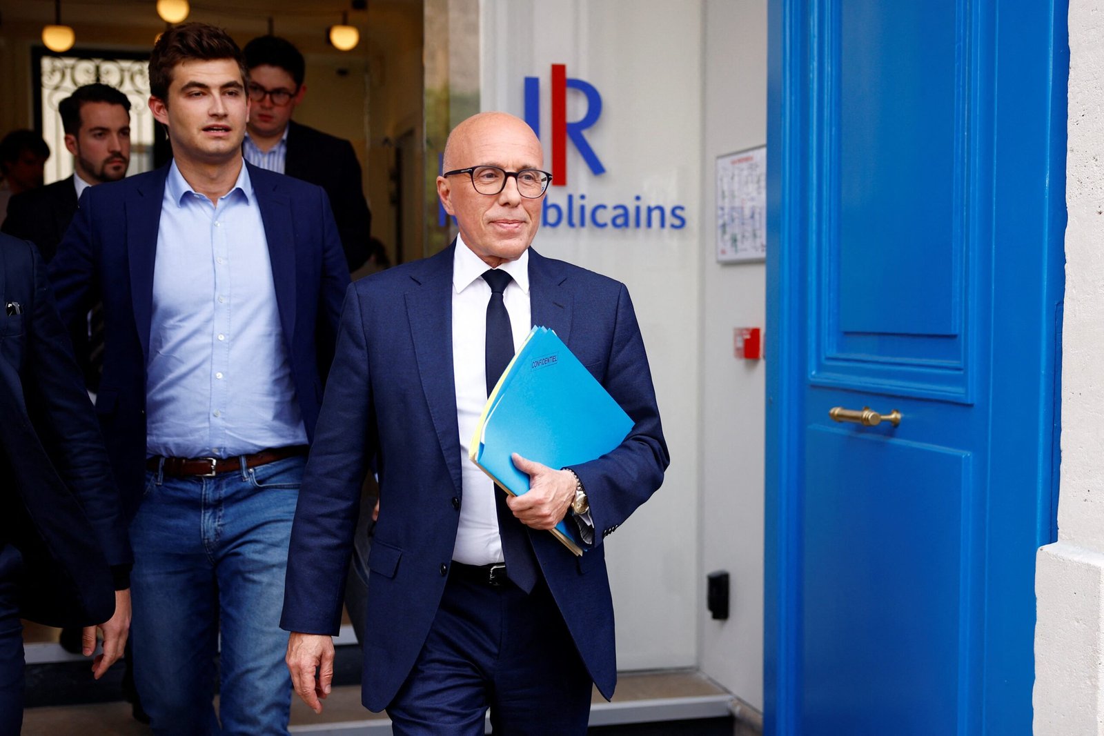 El partido de derecha tradicional francesa destituye a su líder por querer pactar con Le Pen | Internacional