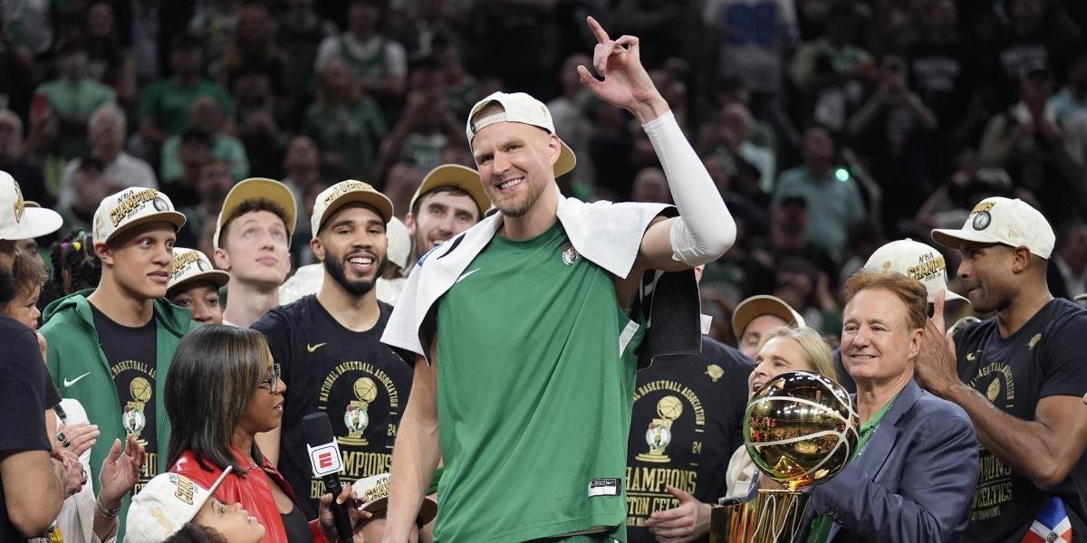 Kristaps Porzingis, un viaje familiar de Sevilla a Boston que vale un anillo de la NBA
