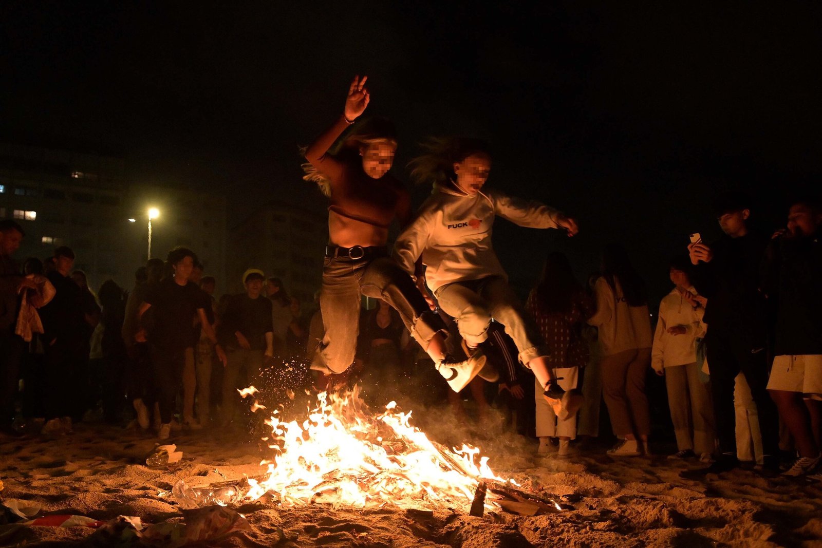 Noche San Juan 2024: origen, significado de las hogueras, rituales y qué se quema del 23 al 24 de junio