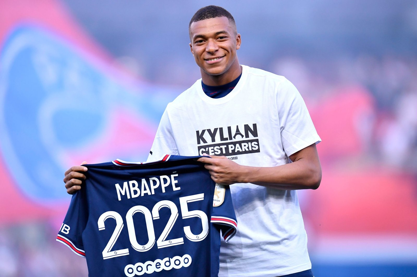 Mbappé terminaba su primer contrato con el PSG el 30 de junio de 2022. El delantero francés no renovó su contrato hasta mayo de 2022, cuando anunciaron, en la última jornada de la Ligue 1 para alegría de la afición parisina, la renovación hasta 2025.