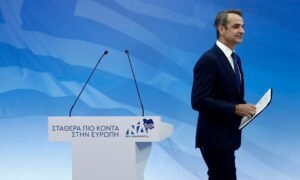 El primer ministro de Grecia remodela su Gobierno para frenar la sangría de votos hacia la extrema derecha | Internacional