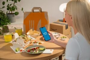 Amazon se alía con Just Eat y ofrecerá a sus clientes entregas gratuitas dentro de su suscripción Prime | Empresas