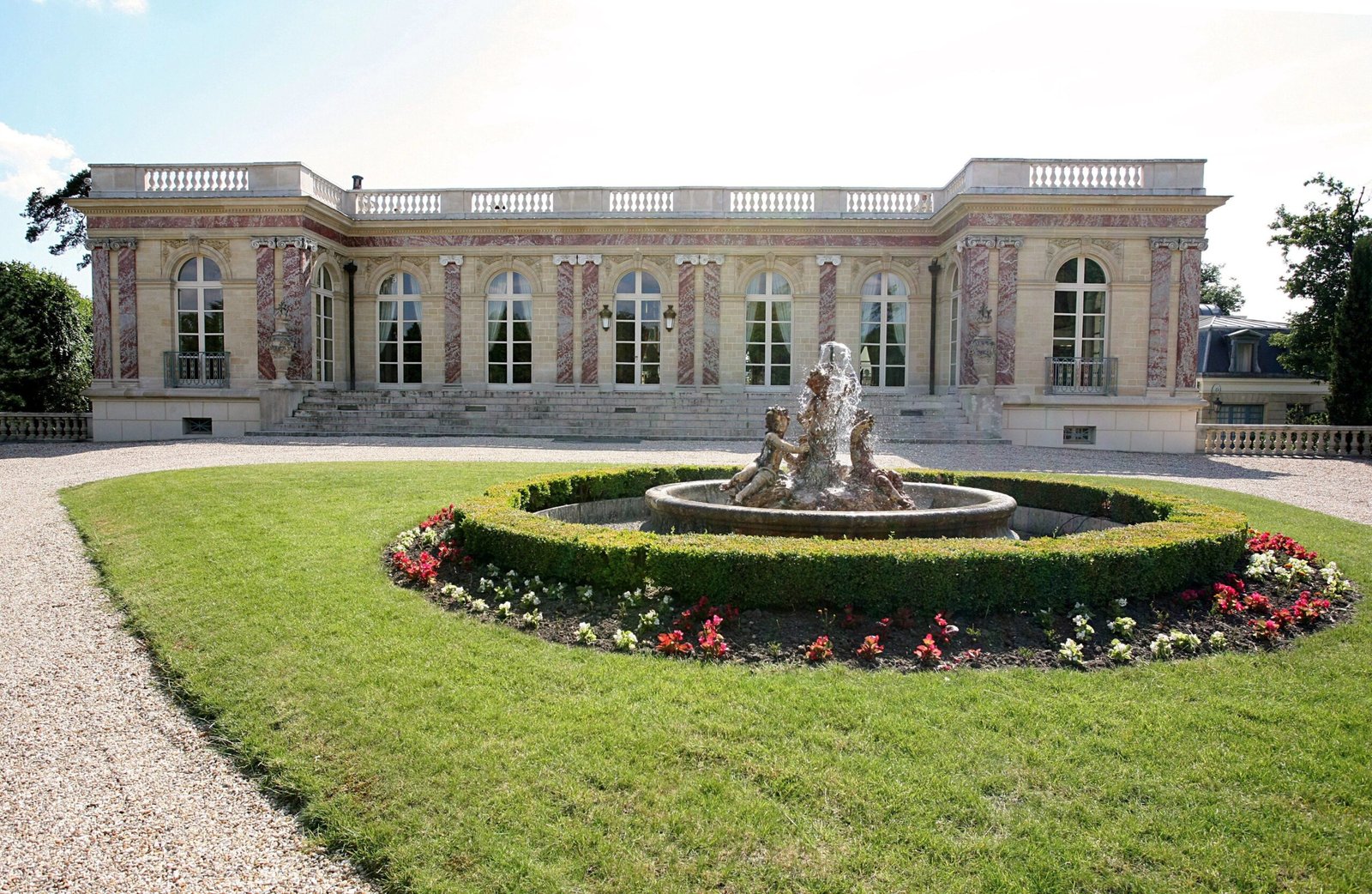 Las tres casas de la semana: palacio del siglo XIX cerca de París por 38 millones de euros | Negocios
