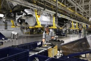 La producción de coches electrificados se desploma un 31% en mayo por los reajustes en algunas fábricas | Empresas