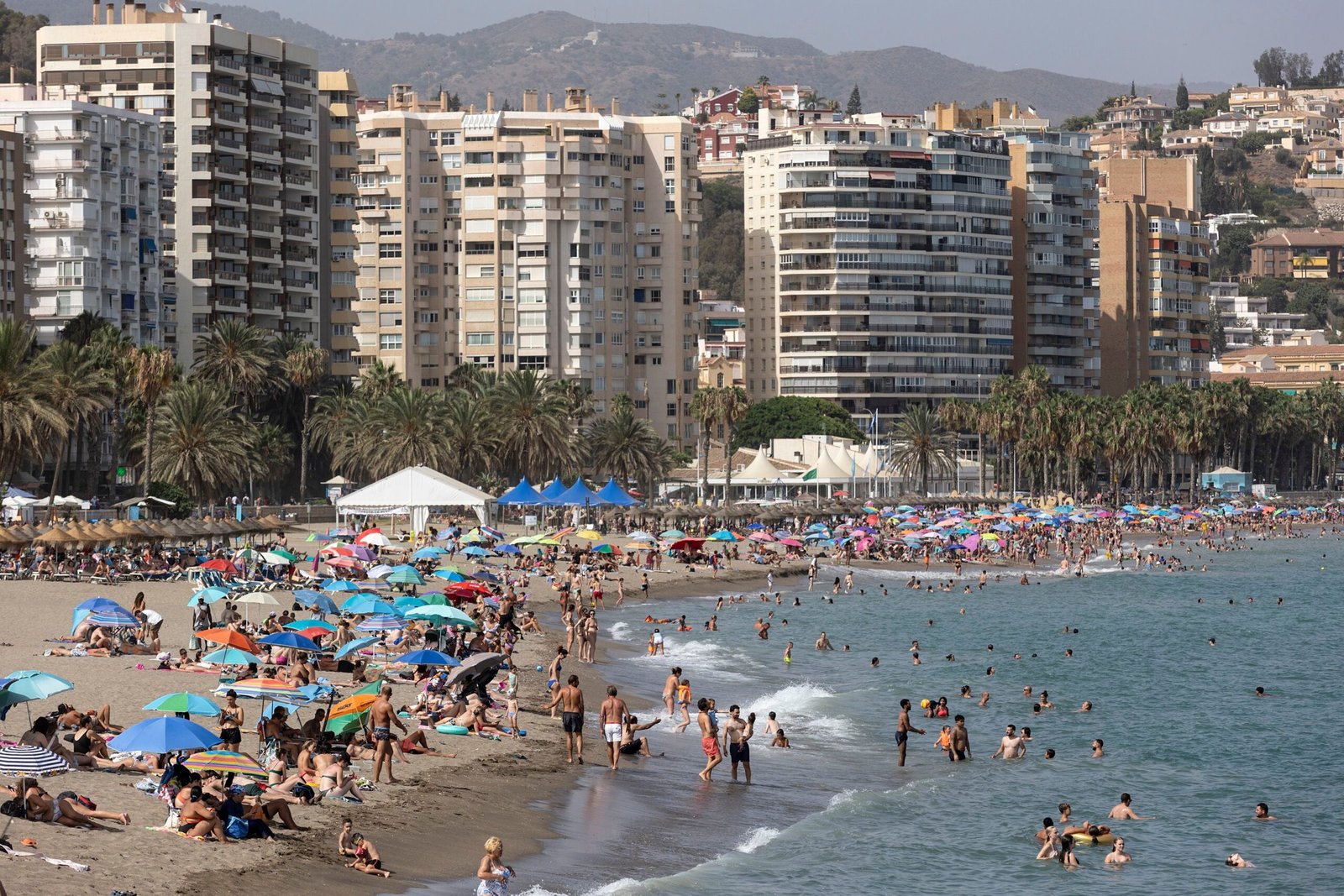 Alquilar piso a pie de playa ya es un lujo: suben un 10% este verano, hasta los 4.640 euros al mes | Economía