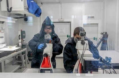 Sérgio Henrique Faria, director de Izotzalab, y el investigador Jon Arrizabalaga.