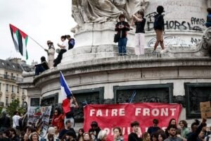 Manifestación contra el Reagrupamiento Nacional de Marine Le Pen, este sábado en París.