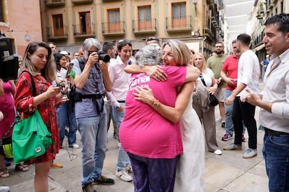 Yolanda Díaz durante un paseo electoral por la Plaza de las Pasiegas en Granada.