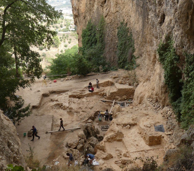 Una vista elevada de personas trabajando en el sitio arqueológico de El Salt en España.
