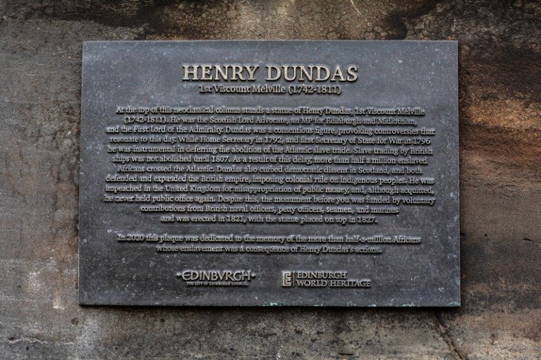 Una placa en el monumento de Melville detalla el papel de Henry Dundas en la abolición del comercio de esclavos del Atlántico
