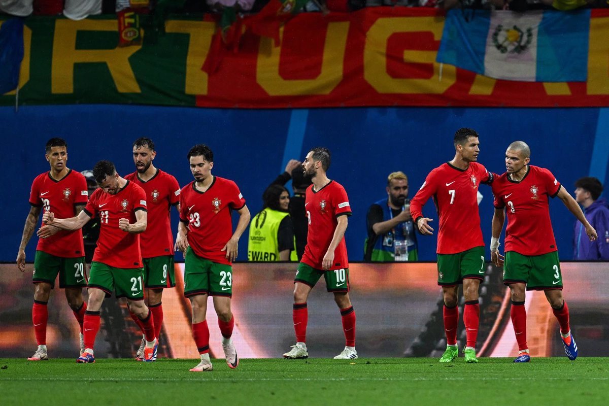 Conceiçao se viste de Cristiano y salva a Portugal