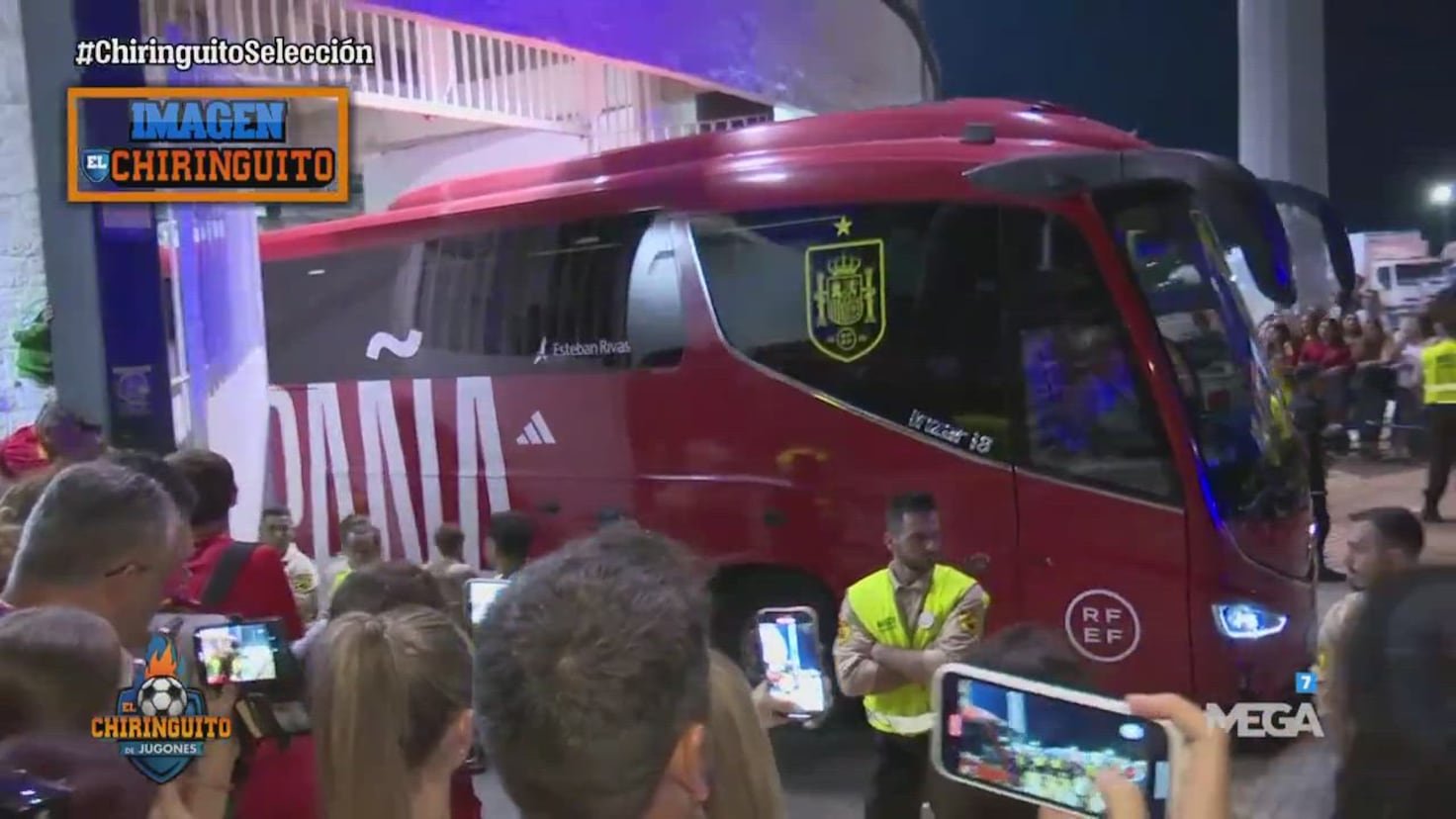 La Selección se marchó de Badajoz sin pararse a firmar a la gente y así les despidieron