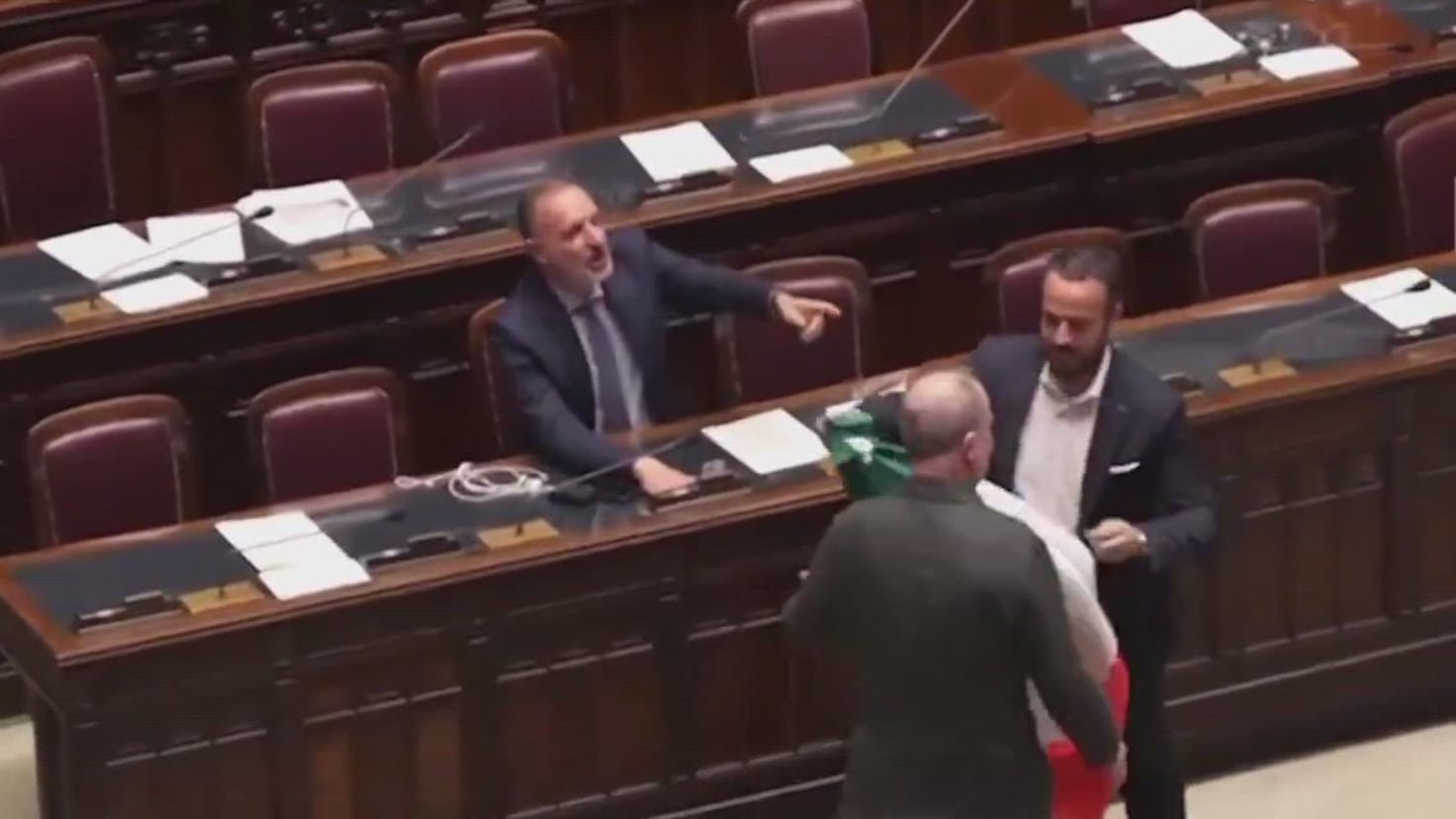 Una pelea a puñetazos en el Congreso de Italia termina con un parlamentario evacuado en silla de ruedas