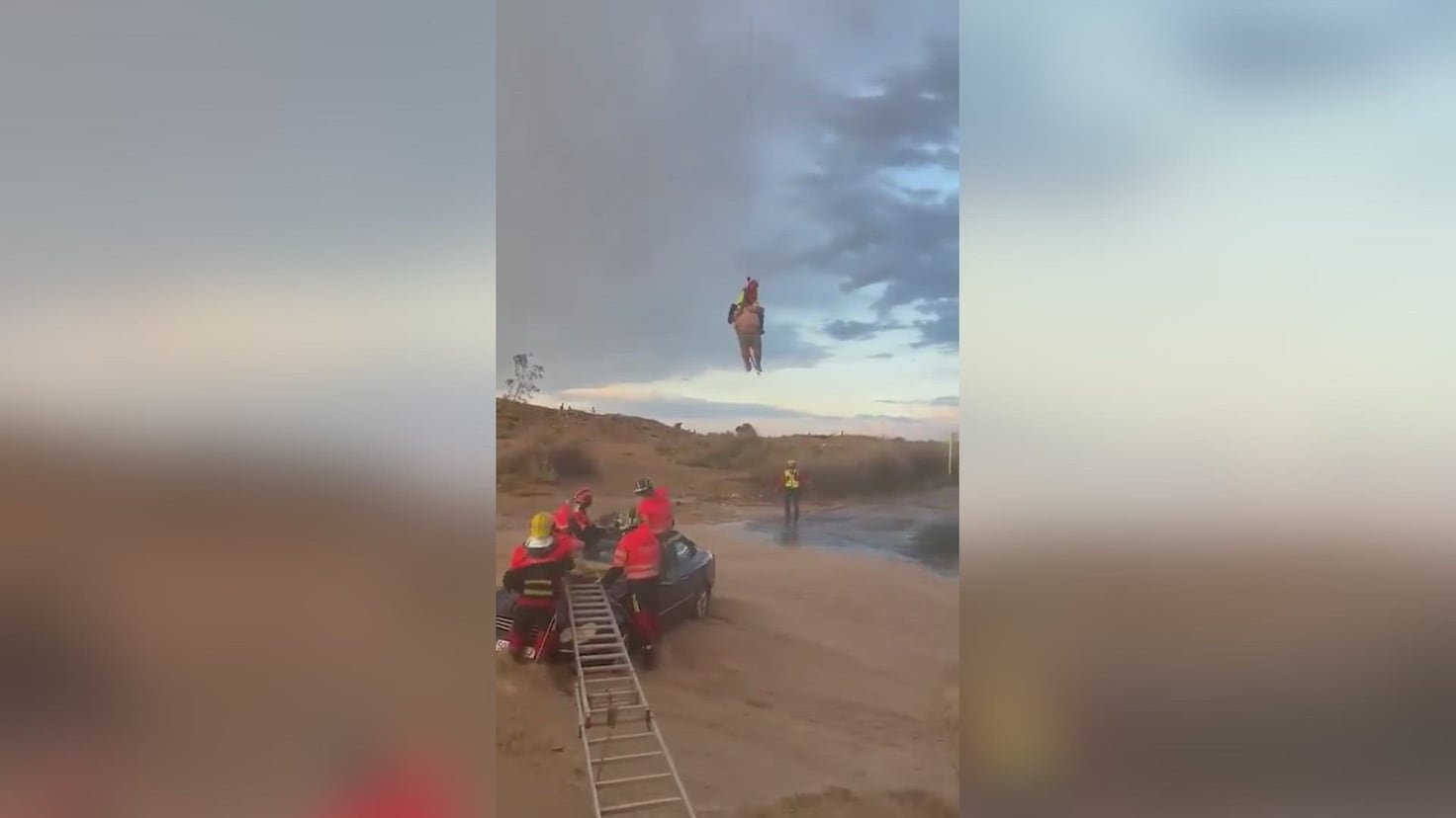 Tienen que rescatar a una persona de movilidad reducida con un helicóptero: el vídeo es espeluznante
