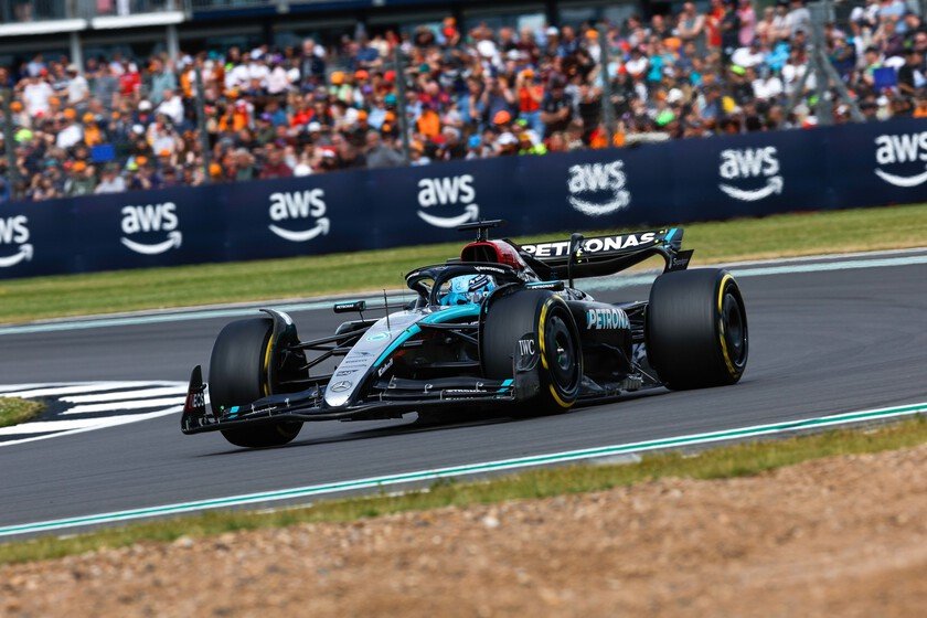 George Russell lidera un triplete británico en Silverstone y Sergio Pérez hace méritos para que le bajen del Red Bull
