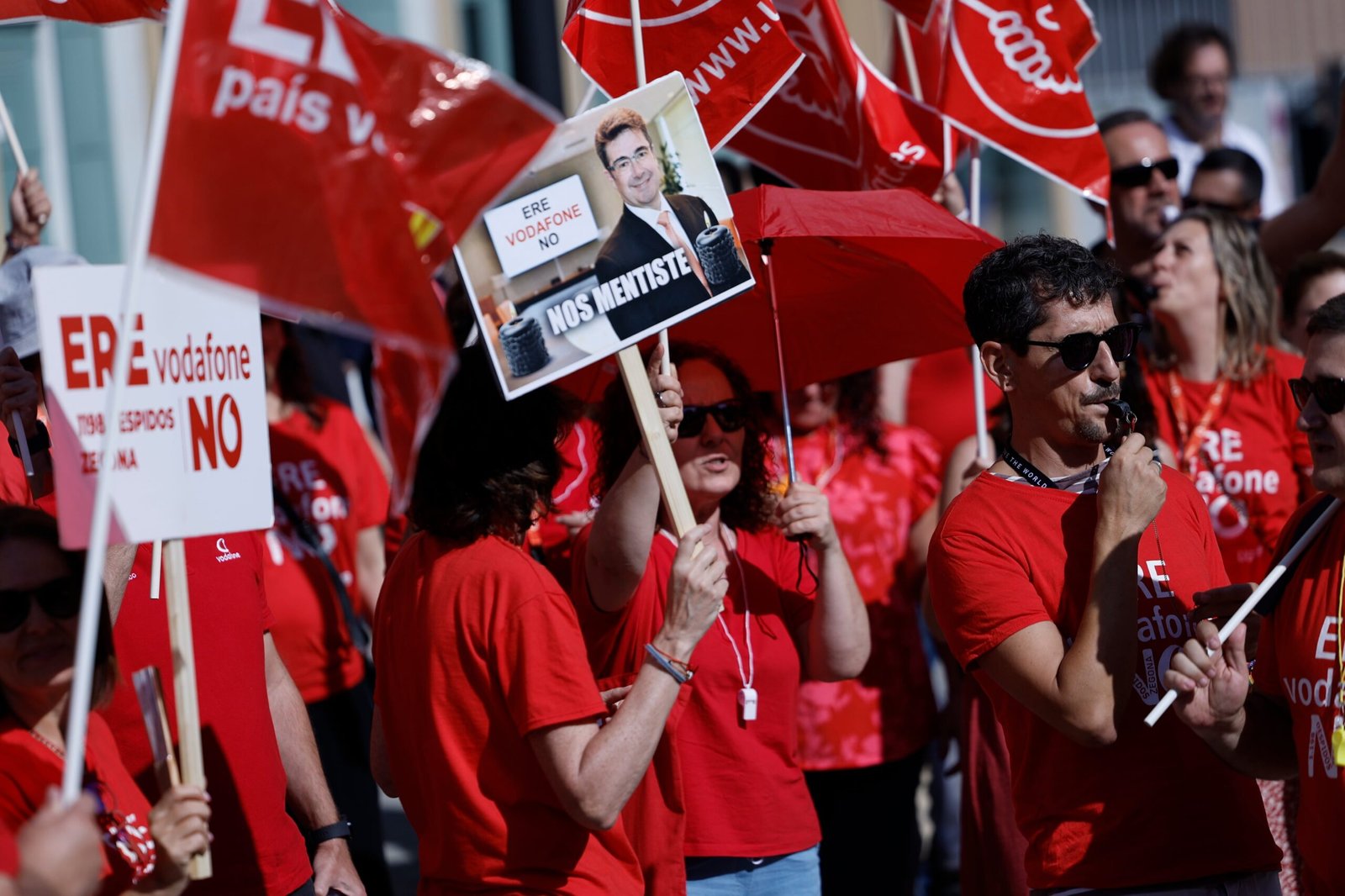 Sindicatos y empresa cierran un acuerdo sobre el ERE de Vodafone que afectará a 898 personas | Economía
