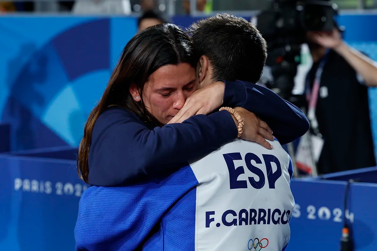 La intrahistoria del bronce de Fran 'Pinchito' Garrigs: la ausencia de Pedro Snchez, el beso de Ana y "mensajes desagradables" desde Japn