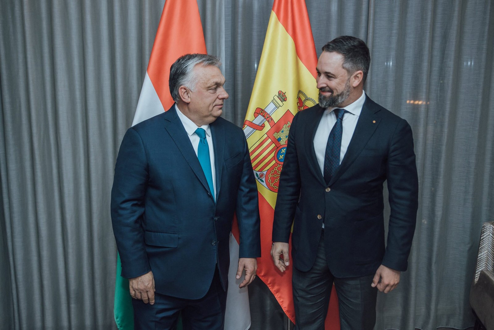 Vox planta a Meloni en la Eurocámara para irse con el grupo parlamentario que intenta formar Orbán | Elecciones europeas 2024 | Noticias