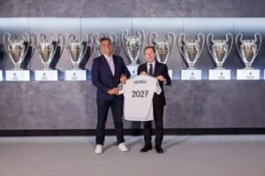 Germán López (i), de Orange, y Emilio Butragueño, del Real Madrid, en la firma del acuerdo.