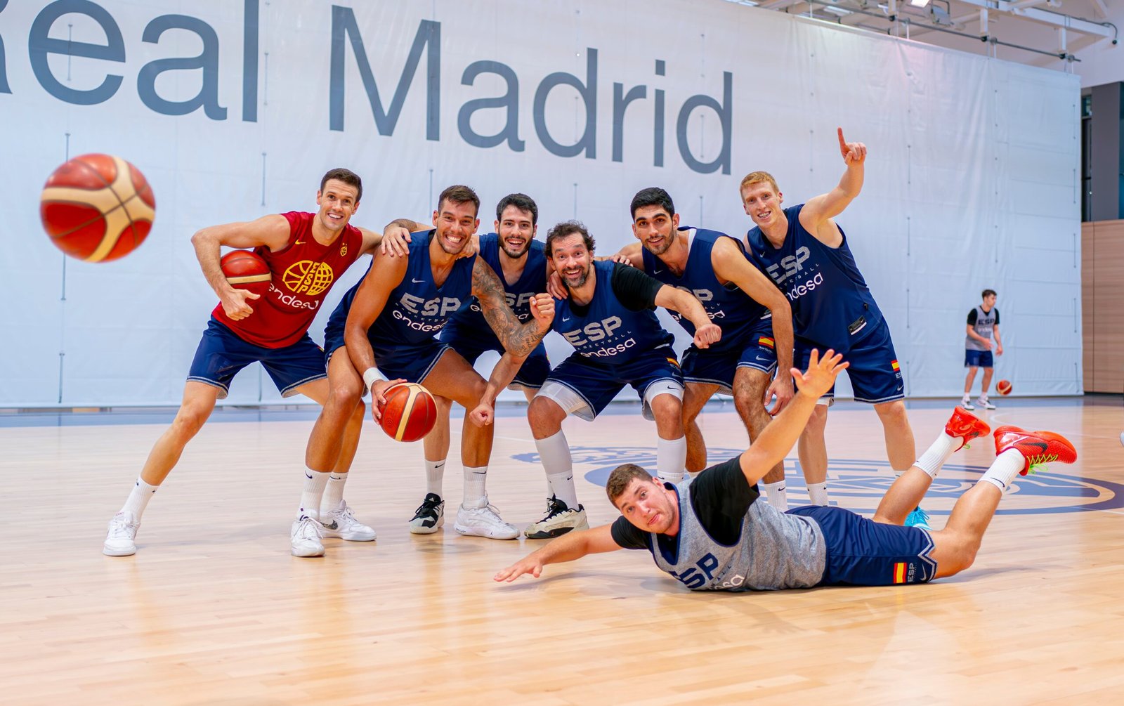 Imagen del equipo de baloncesto español posando