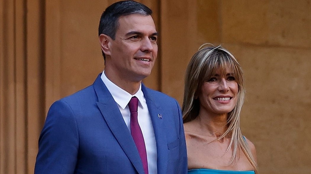 5/10/2023 El presidente del Gobierno en funciones, Pedro Sánchez, y su esposa, Begoña Gómez, entran en el Palacio de Carlos V de la Alhambra. Paco Puentes