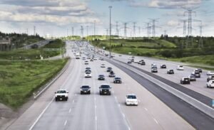 Decenas de vehículos transitan la autopista canadiense 407 ETR, que sirve de circunvalación a la ciudad de Toronto (Canadá).