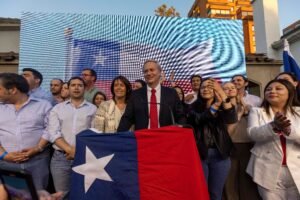 El Partido Republicano retrocede en un año de la primera a la tercer fuerza política con que se identifican los chilenos