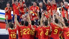 El Rey Felipe VI, junto con la Princesa Sofía, levanta el trofeo de la Eurocopa arropado por los jugadores de la Selección.