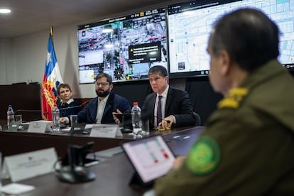 Gabriel Boric y Carolina Tohá en una reunión sobre seguridad en la zona de Santiago, el 19 de julio.