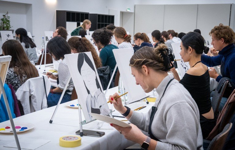 Estudiantes pintando.