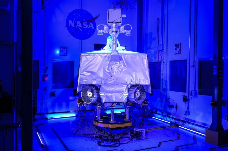 Rover VIPER de la NASA ensamblado en una sala limpia inundada de luz azul