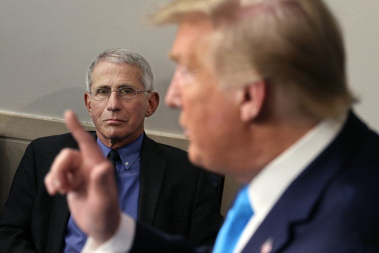 Imagen representativa de Anthony Fauci escuchando a un discurso de Donald Trump.