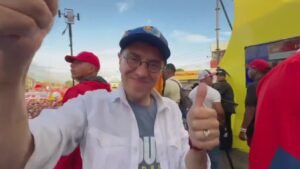 Monedero, baila desatado en un acto de apoyo a Maduro en Venezuela