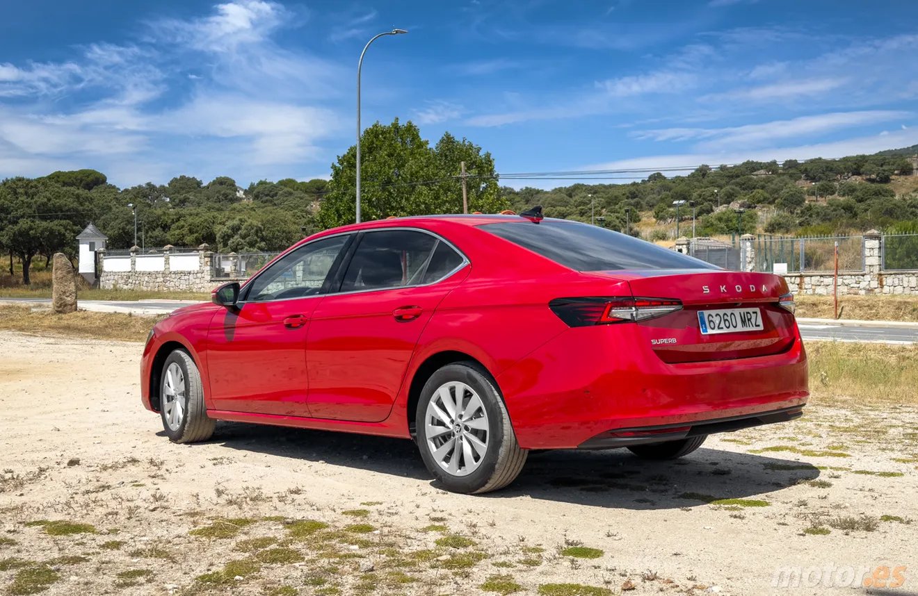 Así es el nuevo Skoda Superb en 5 claves, una rompedora berlina de las «de siempre»