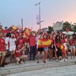 Parte de los aficionados españoles en las afueras del estadio.