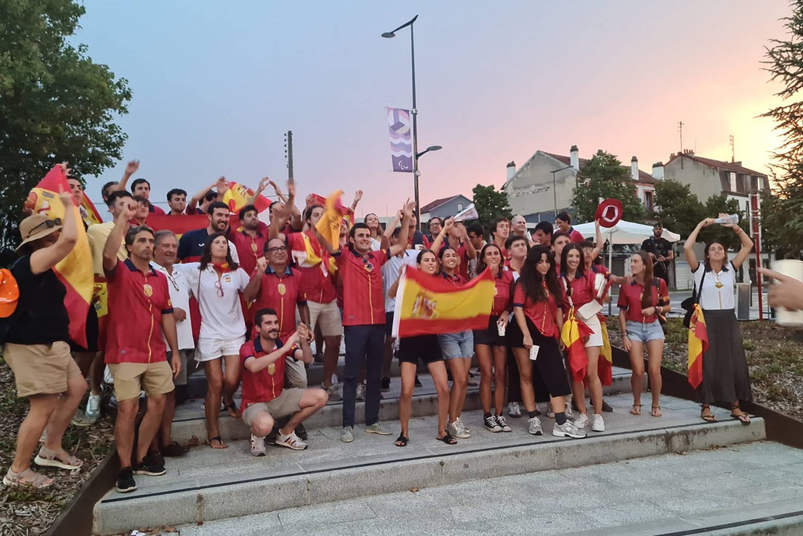 Parte de los aficionados españoles en las afueras del estadio.