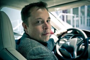 "Tuve que intervenir para evitar un accidente". Para Elon Musk la conducción autónoma total de Tesla es perfecta para sus robotaxis. Un analista lo ha probado. Casi se estrella