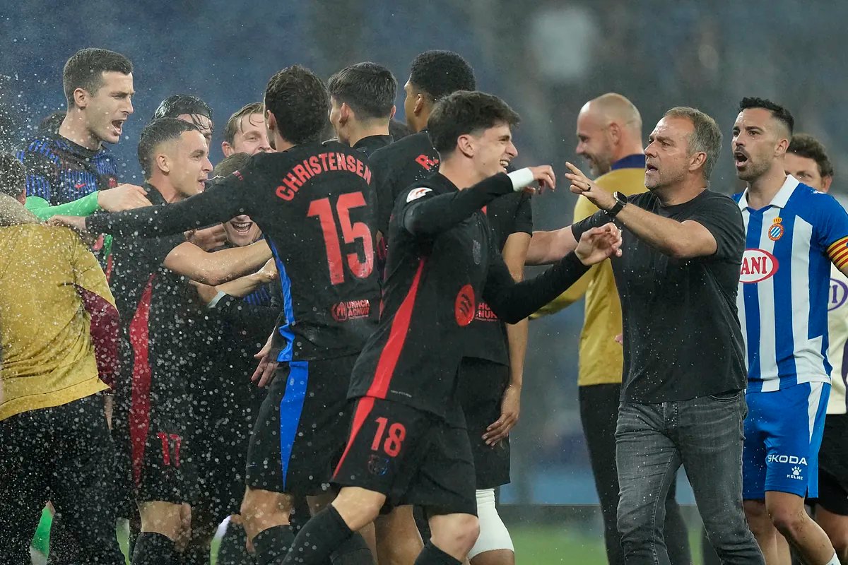 Entre los aspersores y el sentido común de Flick: "Sé lo que paso y quería que los jugadores lo celebraran dentro" | LaLiga EA Sports 2024