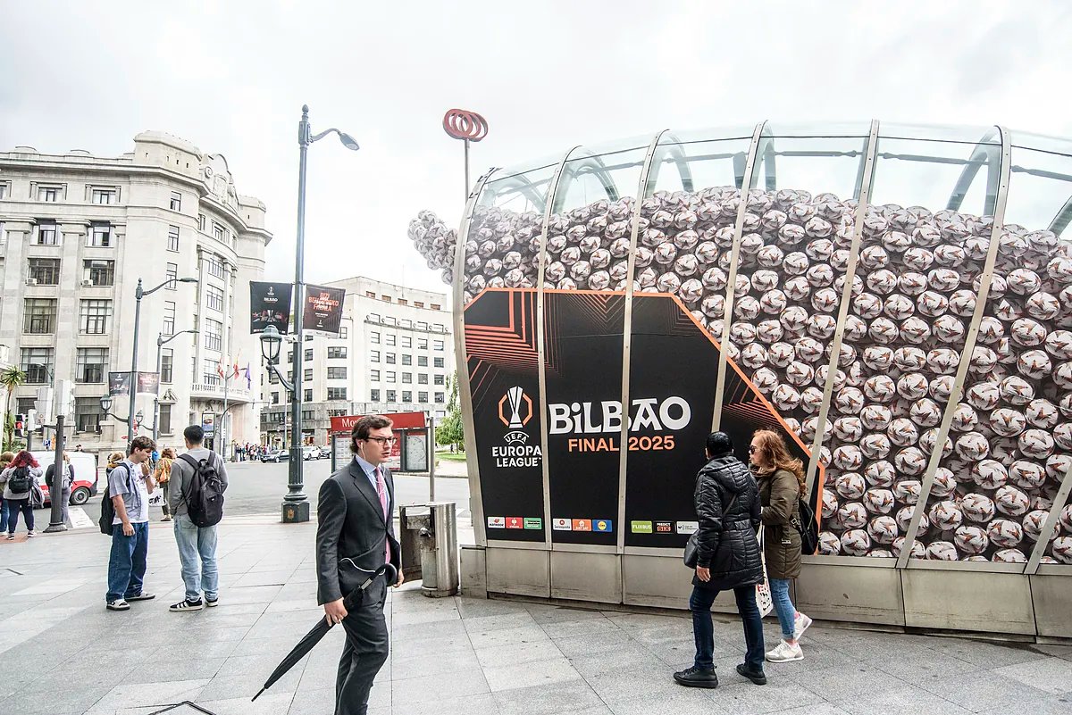 Así se prepara Bilbao para recibir a 55.000 ingleses: 170 vuelos chárter en 4 aeropuertos, 1.500 ertzainas y las últimas habitaciones a 1.200 euros