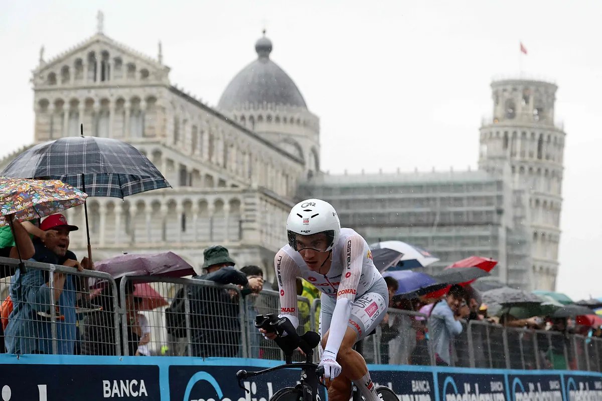 Juan Ayuso sobrevive a la lluvia en la contrarreloj de Pisa y acecha la maglia rosa